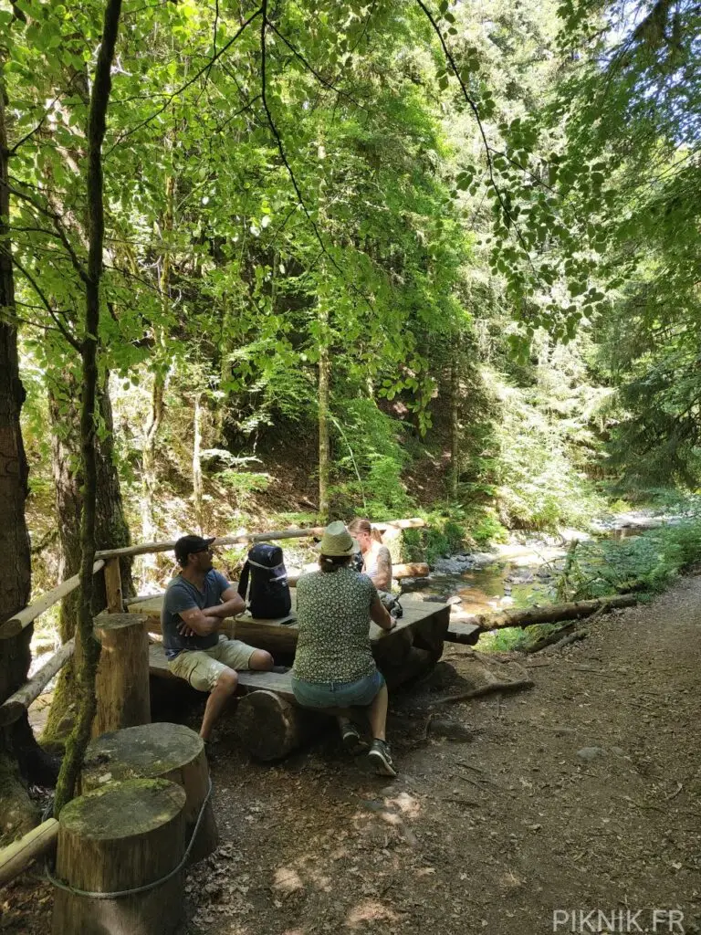 Table de pique nique le long du parcourt dans les gorges